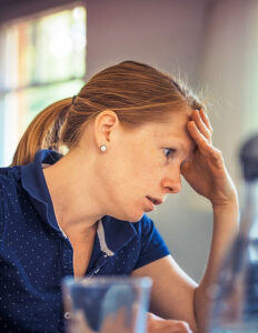 Donna disperata per la mancanza dell'effetto dell'agarico della mosca