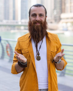 Ein Bild des Schamanen Vadim wie er Teilnehmer zu seinem Seminar Fliegenpilz Mikrodosierung einlädt