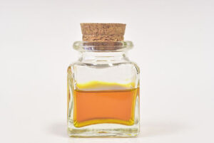 Kleine Flasche mit Fliegenpilz Oxymel
