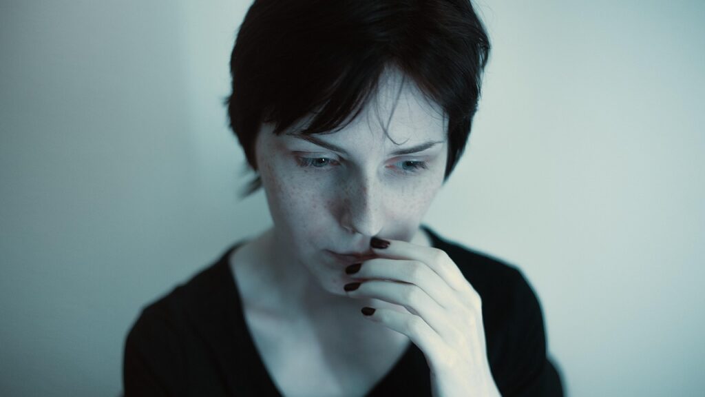 Fliegenpilz bei Angst – Kontrolle loslassen, Vertrauen gewinnen 1 Fliegenpilz bei Angst-Störungen- Portrait Frau in Angst