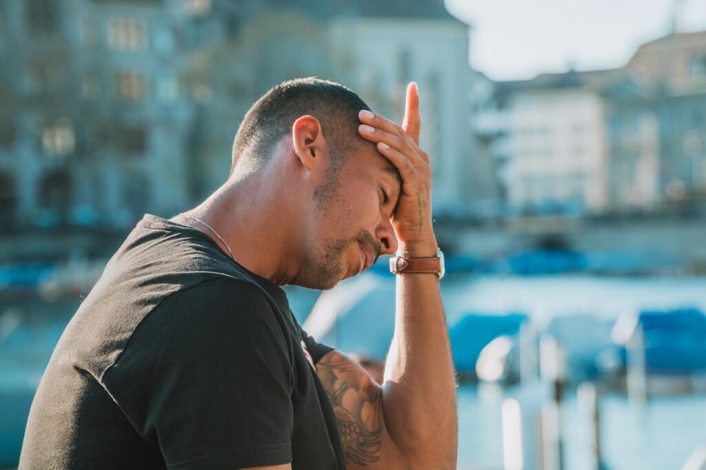 Neutraliser le cortisol grâce au microdosage - une solution naturelle pour guérir ton système nerveux 4 Au bord de l'épuisement professionnel - un homme très stressé se tient désespérément la tête : il est temps de procéder à la réduction du cortisol naturellement.