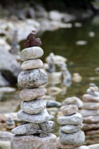 L'amanite tue-mouches en cas de peur - lâcher le contrôle, gagner en confiance. Tour de pierre au bord de la rivière