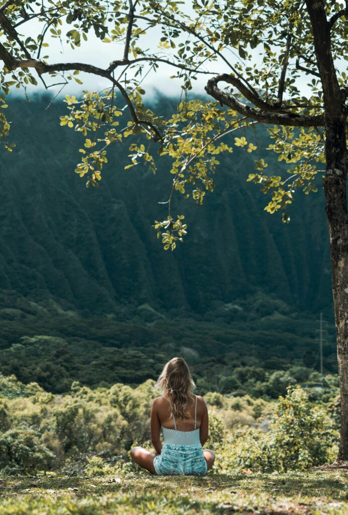 El Agárico de mosca y la espiritualidad femenina: El retorno del saber oculto 5 El Agárico de mosca y la espiritualidad femenina: Una mujer se sienta en el bosque y hace yoga
