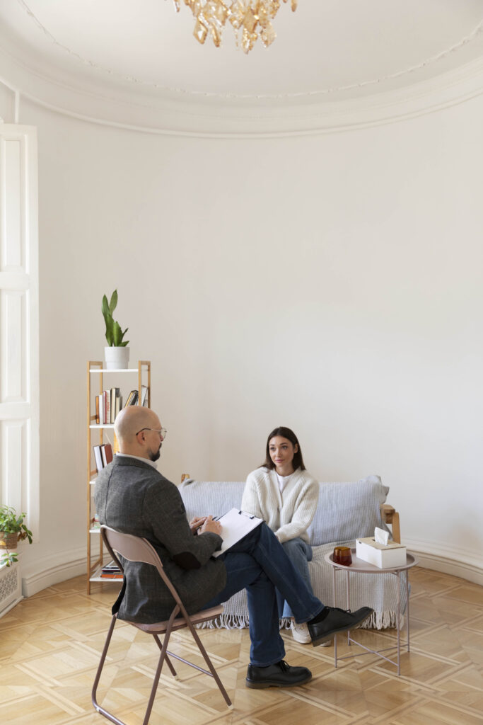 Ist genug Psychische Hilfe verfügbar? Wenn unsere Versorgung versagt 1 Nicht genügend psychische Hilfe verfügbar, Patientin spricht mit einem Therapeuten