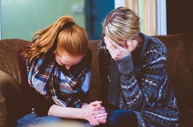 Hilfe bei emotionalem Schmerz – Ein liebevoller Begleiter für schwere Zeiten 1 Hilfe bei emotionalem Schmerz - 2 Freundinnen trösten einander