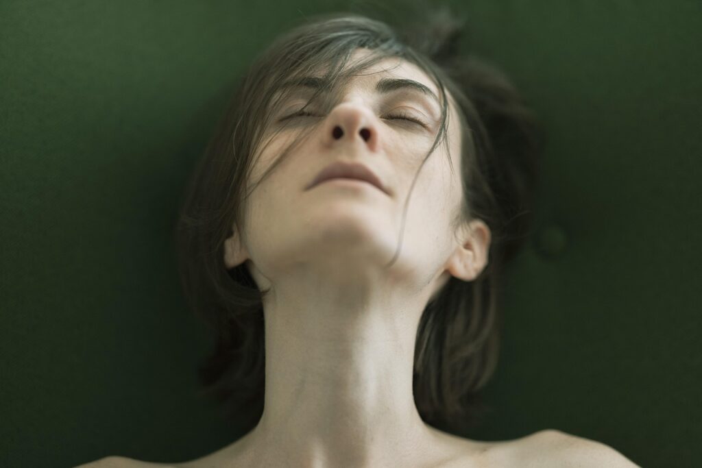 Reducir los efectos secundarios de la vacunación: Sin exageraciones: ¡con experiencia! 1 Reducir los efectos secundarios de la vacunación - mujer enferma y pálida
