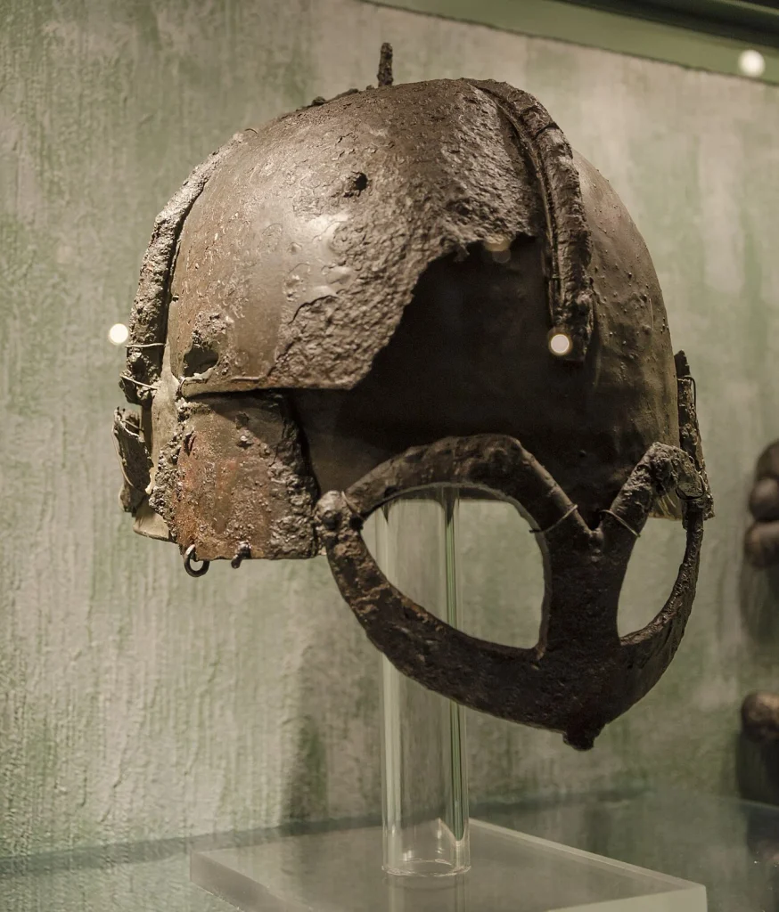Fliegenpilz und Wikinger: Der Berserker-Mythos im Faktencheck 2 Originaler Wikinger-Helm (Gjermundbu-Fund, ca. 970) ohne Hörner – der einzige vollständig erhaltene Helm der Wikingerzeit