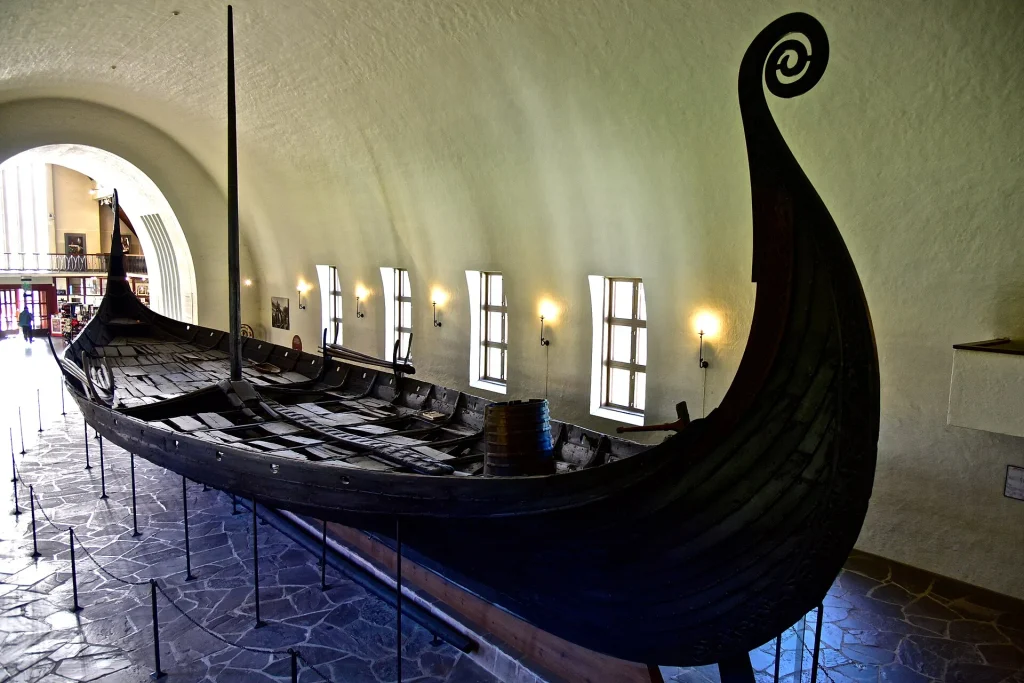 Fliegenpilz und Wikinger: Der Berserker-Mythos im Faktencheck 5 Das Oseberg-Schiff, ein gut erhaltenes Wikingerschiff aus dem 9. Jahrhundert, ausgestellt in Oslo